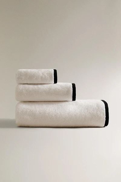 BATH TOWEL WITH CONTRAST BORDER