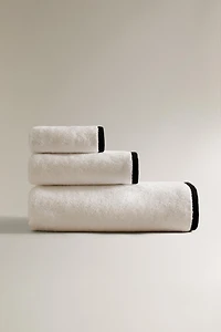 BATH TOWEL WITH CONTRAST BORDER