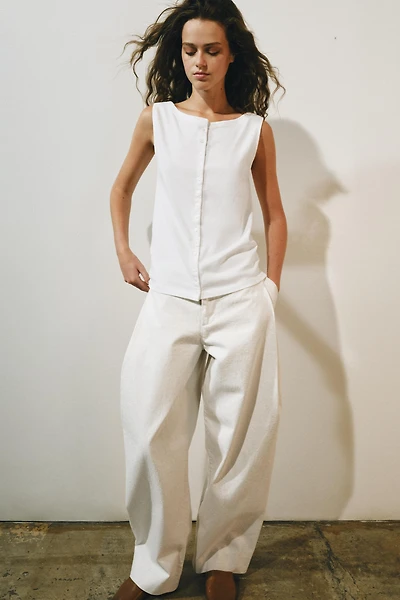 BUTTONED SLEEVELESS TOP