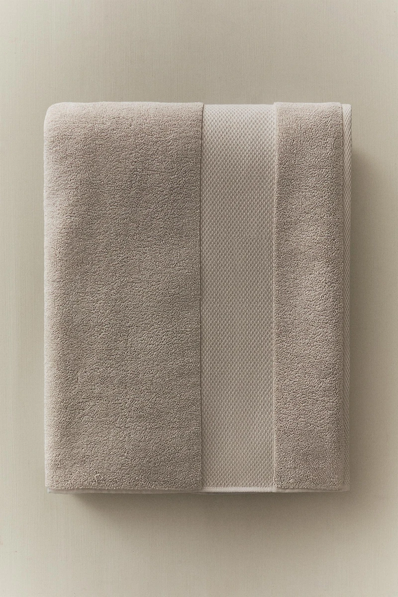 (800 GXM²) SERVIETTE DE BAIN EXTRA DOUCE