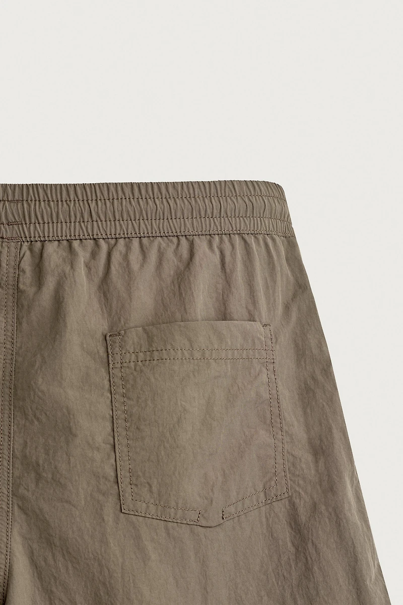 BASIC MID-LENGTH SWIM TRUNKS