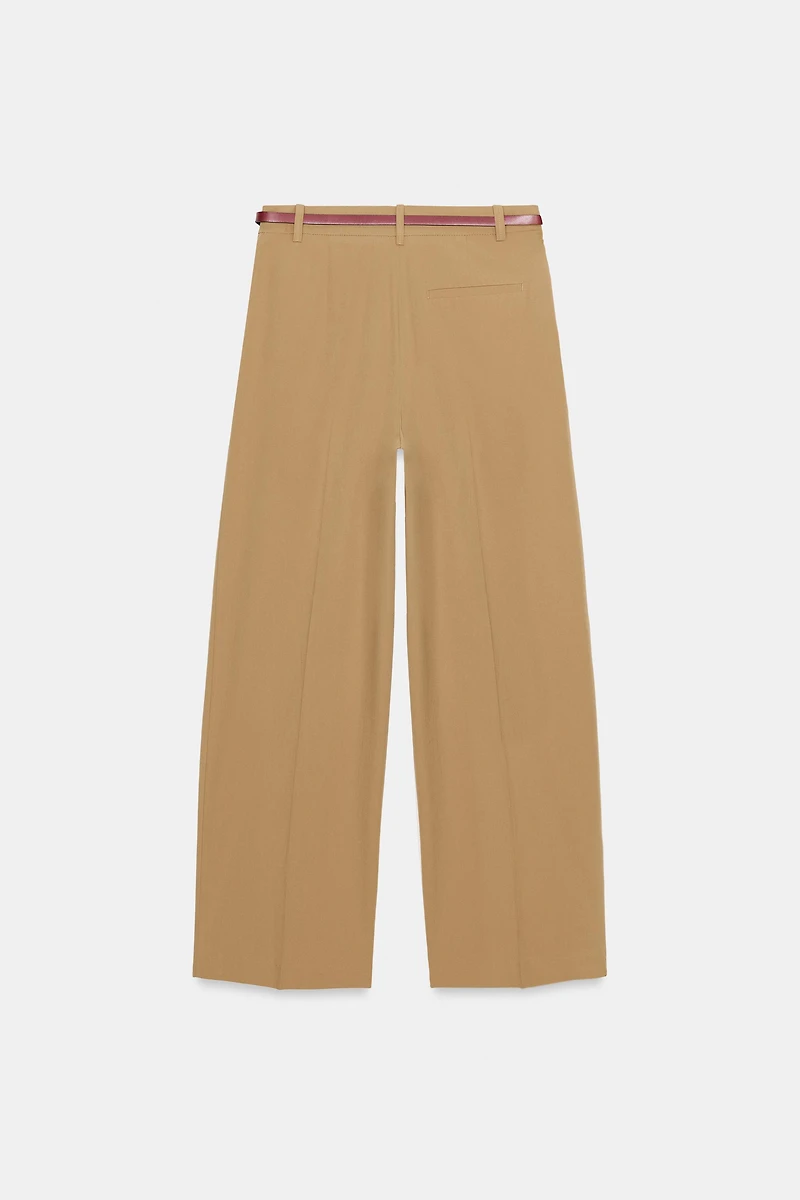 PANTALON À PINCES ET CEINTURE