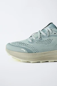 SPORTY SNEAKERS