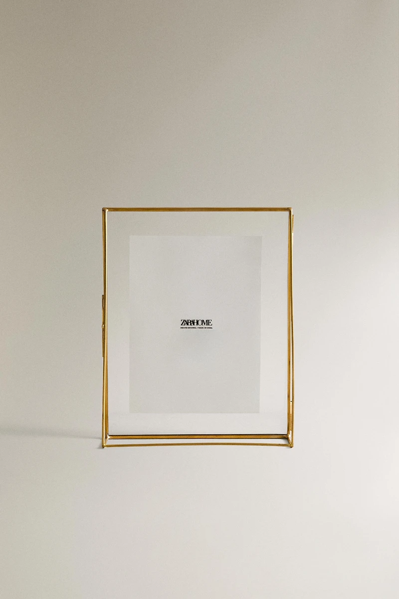 TRIANGULAR STRUCTURE PICTURE FRAME