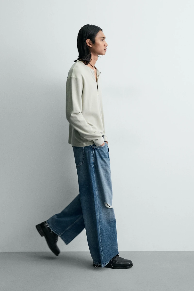 RELAXED FIT RIPPED JEANS