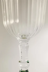 RAISED WINE GLASS WITH A COLORED BASE