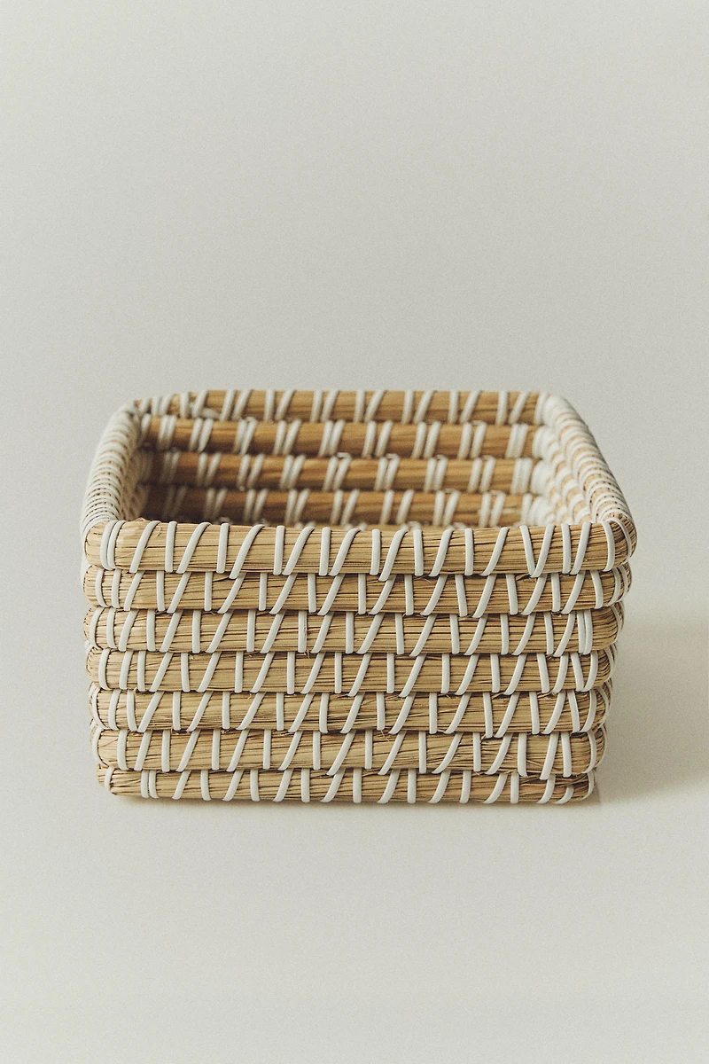 CONTRASTING RECTANGULAR BASKET