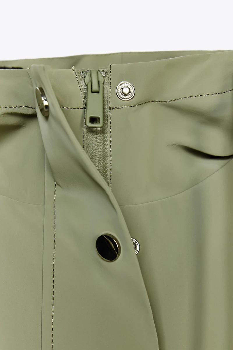 BLOUSON EFFET GOMME AVEC CAPUCHE
