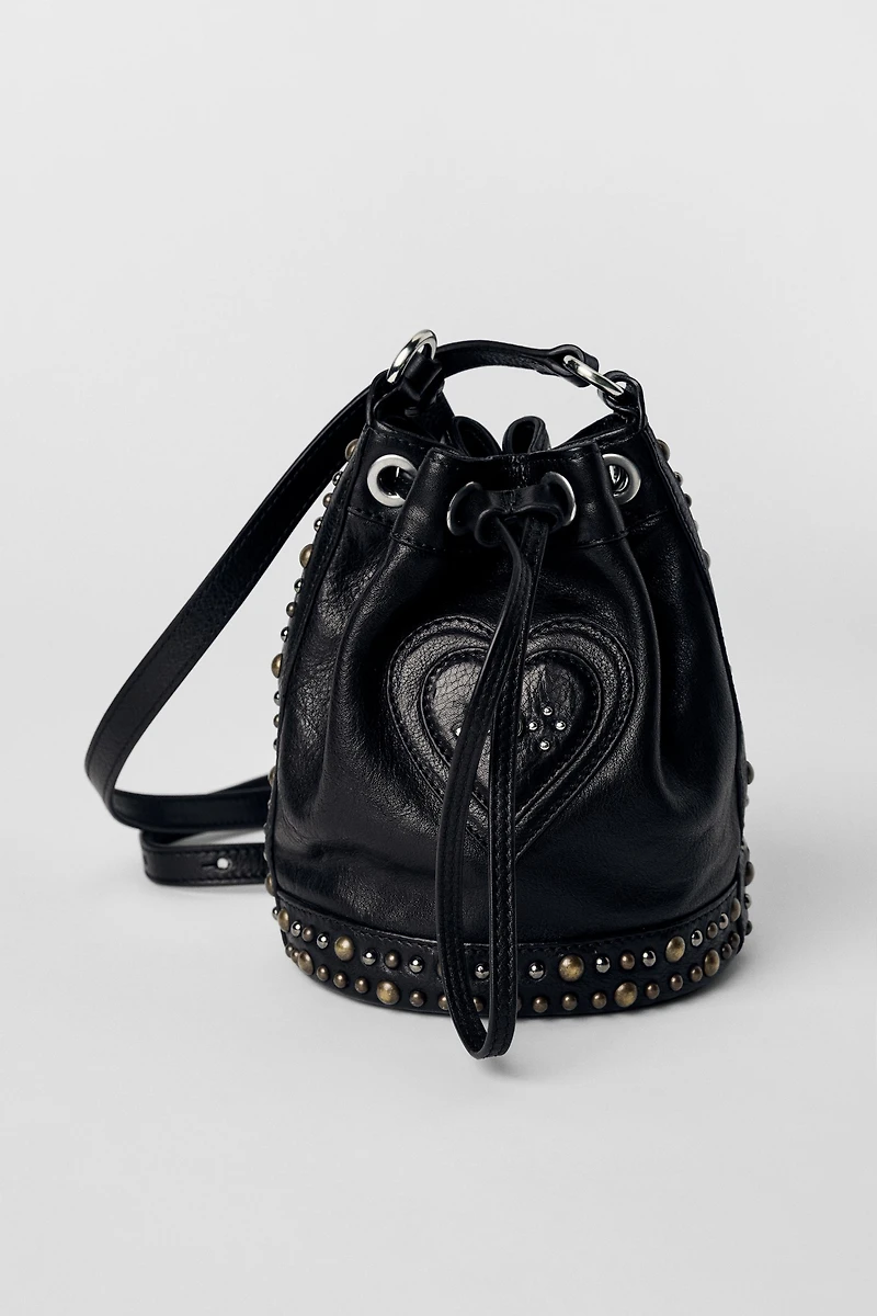 SAC SEAU EN CUIR PLISSÉ À CLOUS KATE MOSS X ZARA
