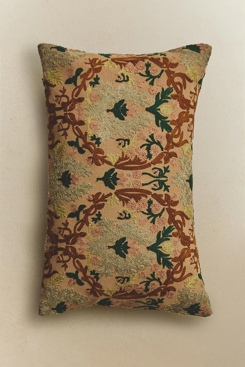 SYMMETRICAL FLORAL THROW PILLOW COVER
