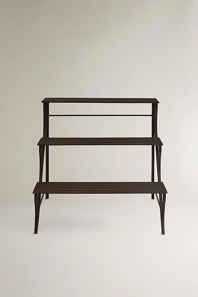 STORAGE UNIT WITH SHELVES