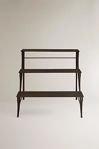 STORAGE UNIT WITH SHELVES