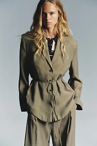 BLAZER WITH SHOULDER PADS AND THIN BELT