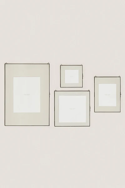 PICTURE FRAME WITH BLACK RIM