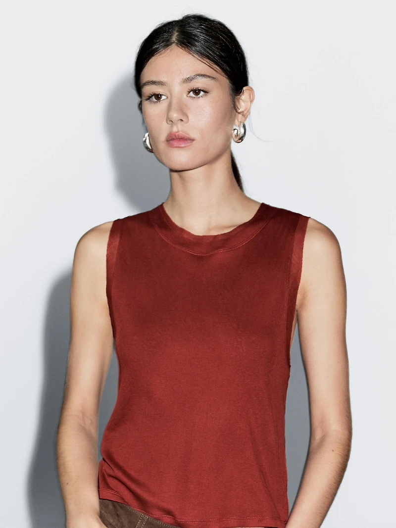 Sleeveless T-shirt with double piping