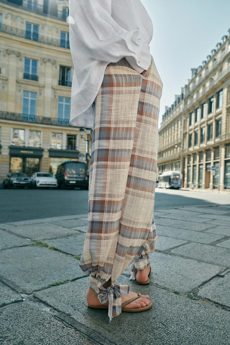 PANTALON BOUFFANT À LACETS ET CARREAUX