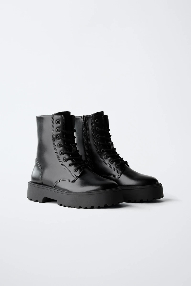 BOTTINES À LACETS