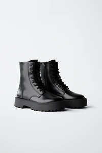 BOTTINES À LACETS