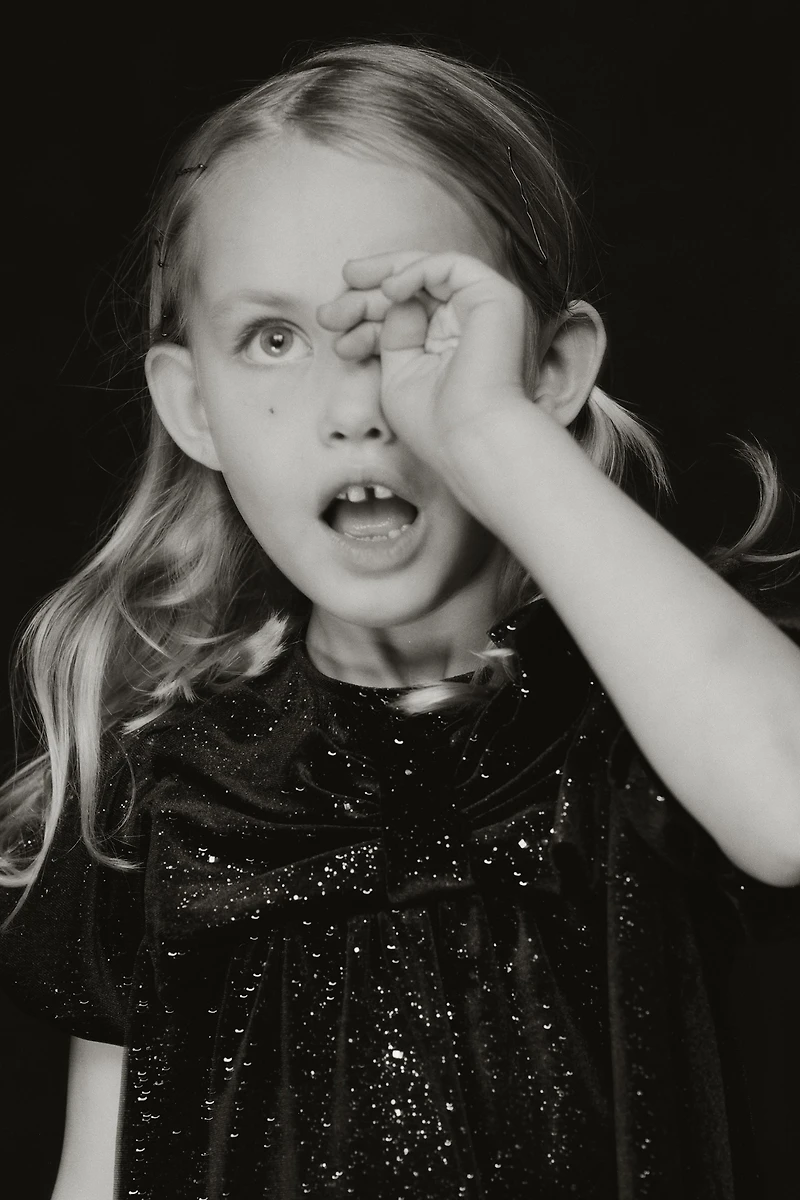 ROBE EN VELOURS AVEC NŒUD ET BRILLANTS