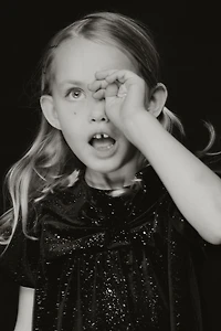 ROBE EN VELOURS AVEC NŒUD ET BRILLANTS