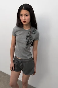 WASHED EMBOSSED FLOWER T-SHIRT