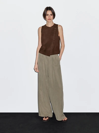 Flowing barrel fit trousers with seam detail