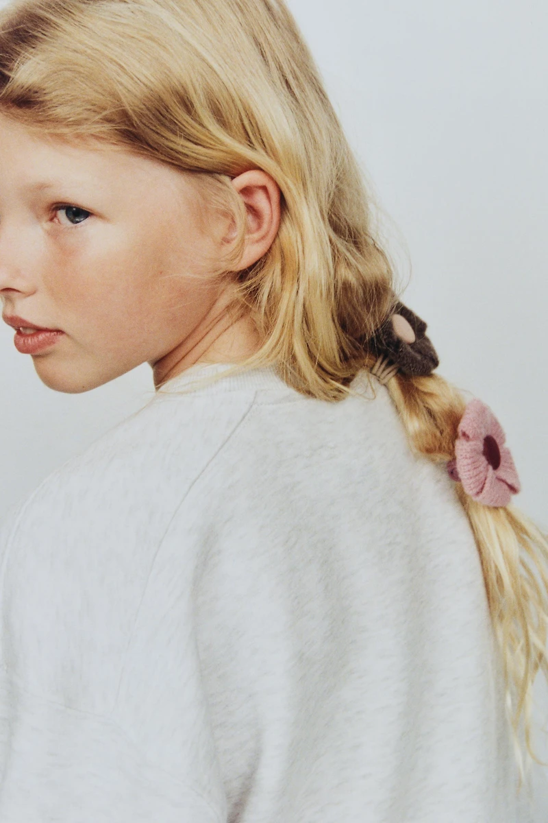 KNIT FLOWER SCRUNCHIES