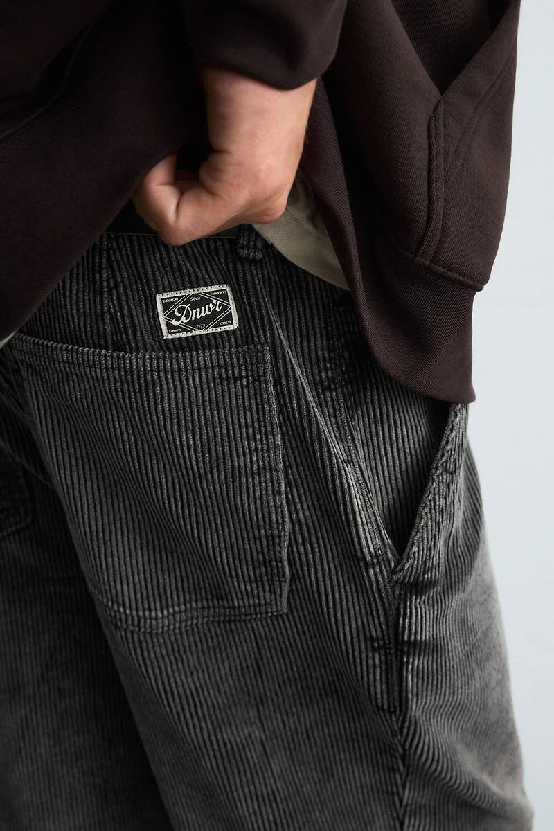 PANTALON CARROT FIT EN VELOURS CÔTELÉ