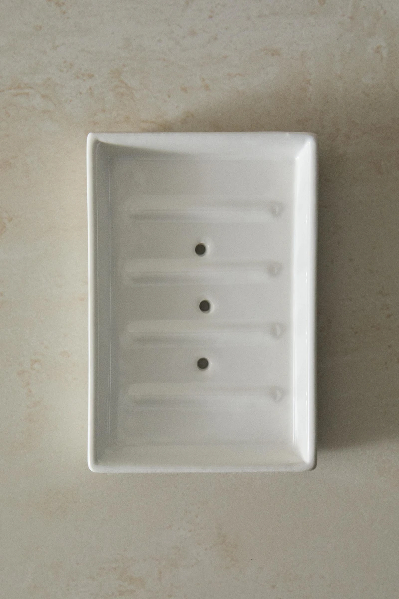 WHITE EARTHENWARE BATHROOM SOAP DISH