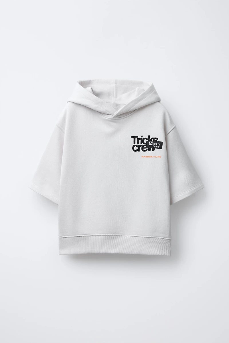 SHORT SLEEVE TEXT SWEATSHIRT