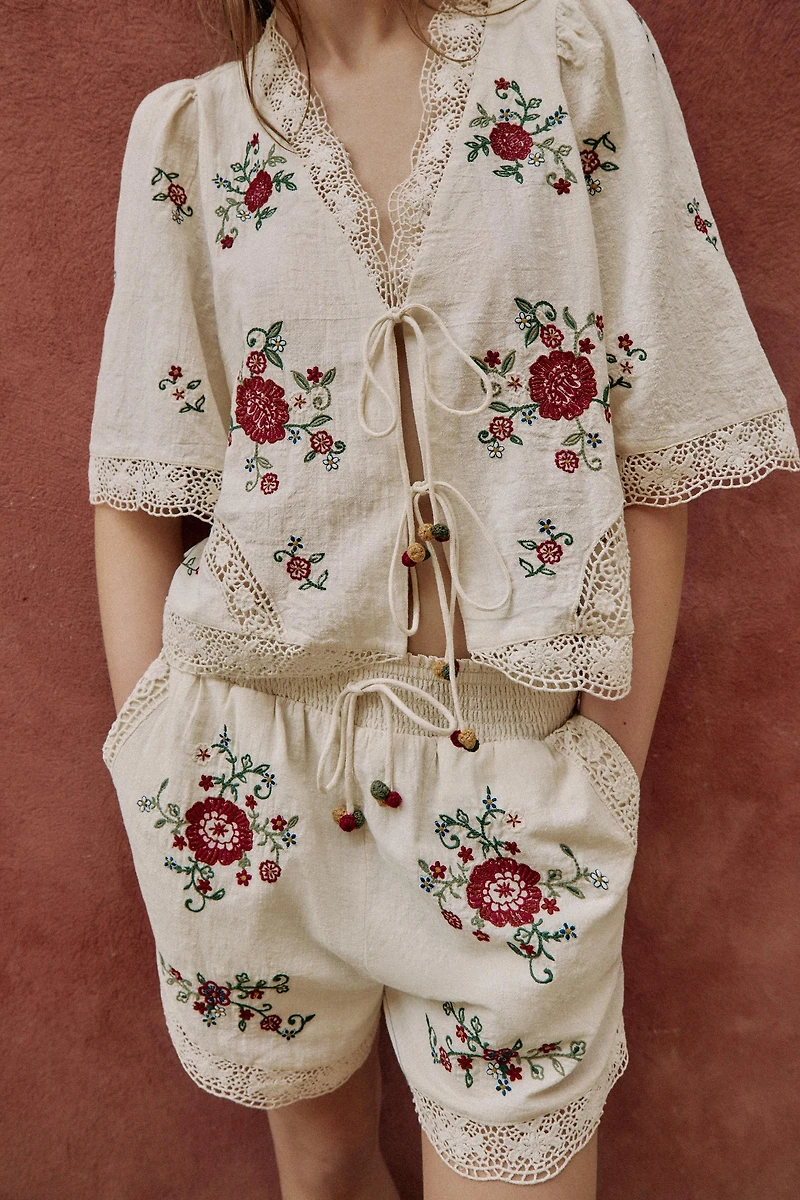 EMBROIDERED FLORAL SHORTS