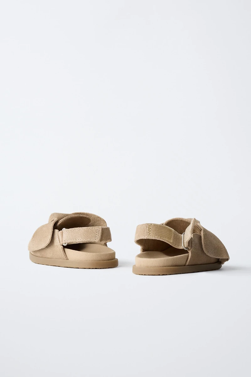 LEATHER CLOGS WITH BOW