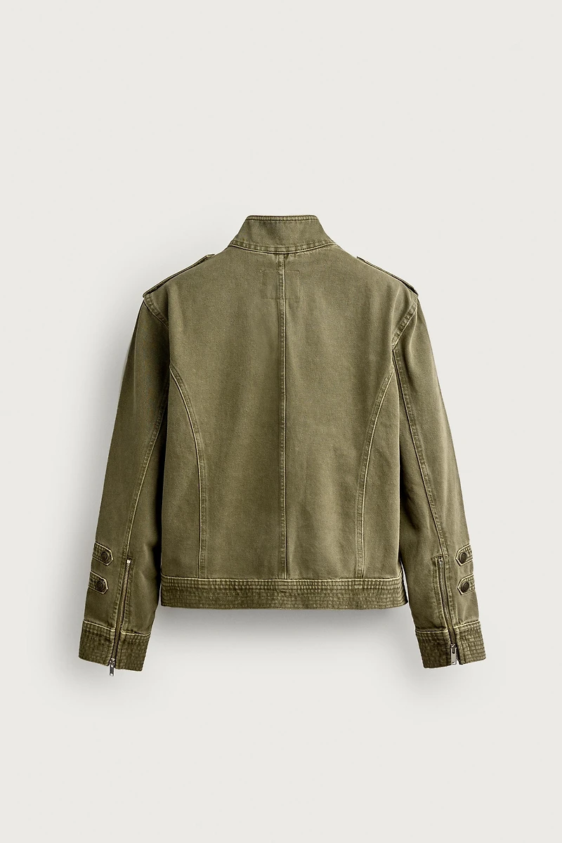 CROPPED FIT BUTTON-DETAIL DENIM JACKET