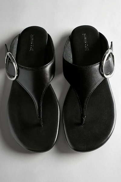 Leather sandals with metal ring