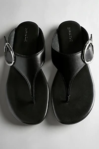 Sandale en cuir avec anneau métallique