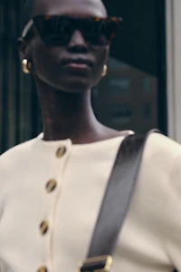 GILET EN MAILLE AJUSTÉ À BOUTONS