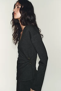 TOP AVEC FERMOIR LATÉRAL