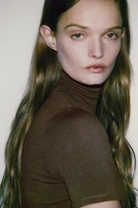 ASYMMETRIC TURTLENECK T-SHIRT