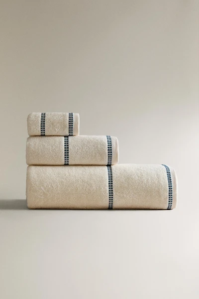 GEOMETRIC BORDER BATH TOWEL