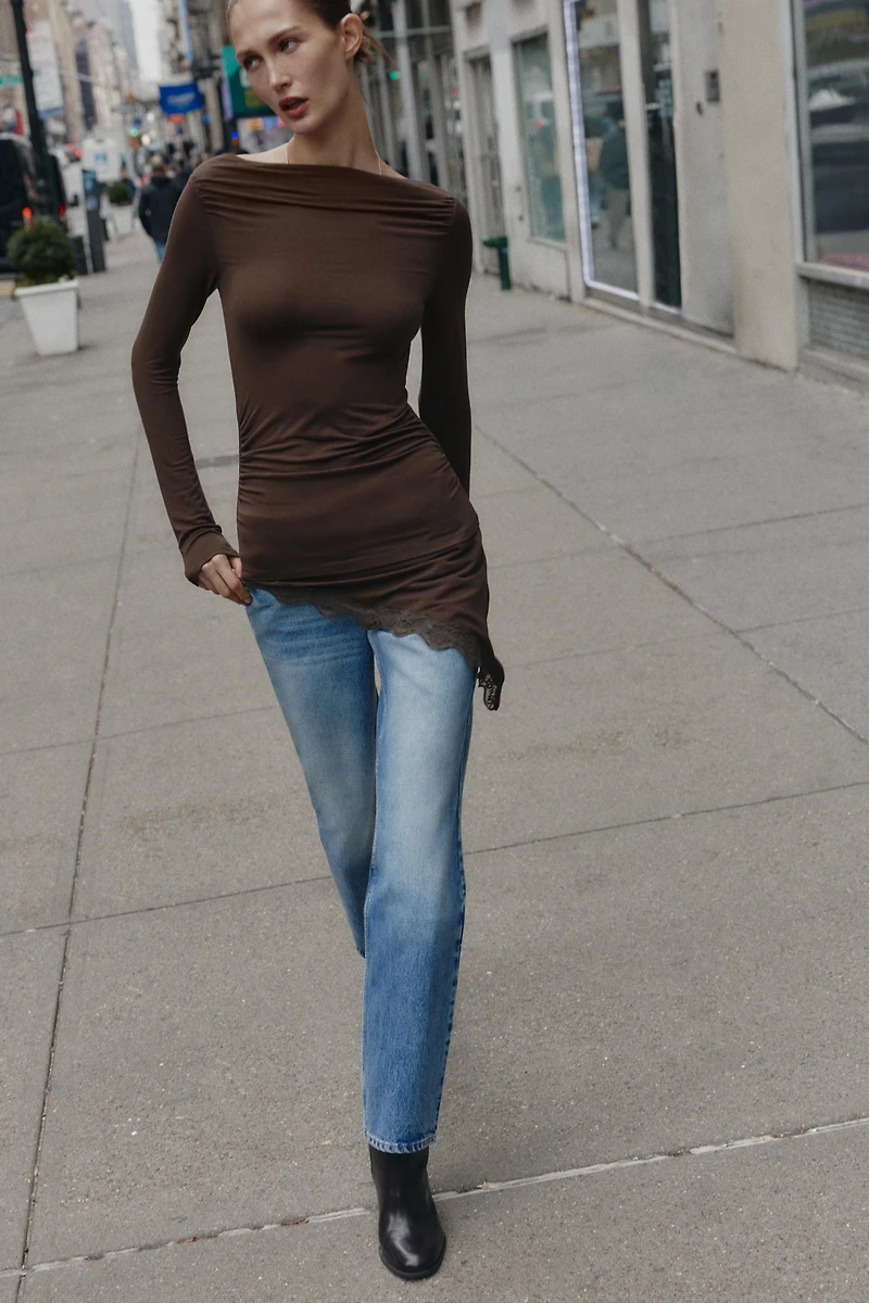 T-SHIRT À BAS ASYMÉTRIQUE EN DENTELLE