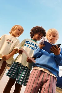 CONTRAST TRIM TEXT T-SHIRT