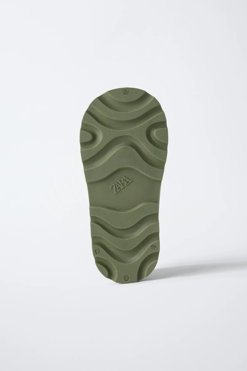 RAIN BOOTS