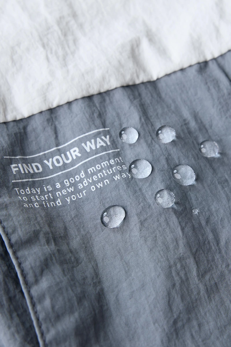 LIGHTWEIGHT HOODED RAINCOAT