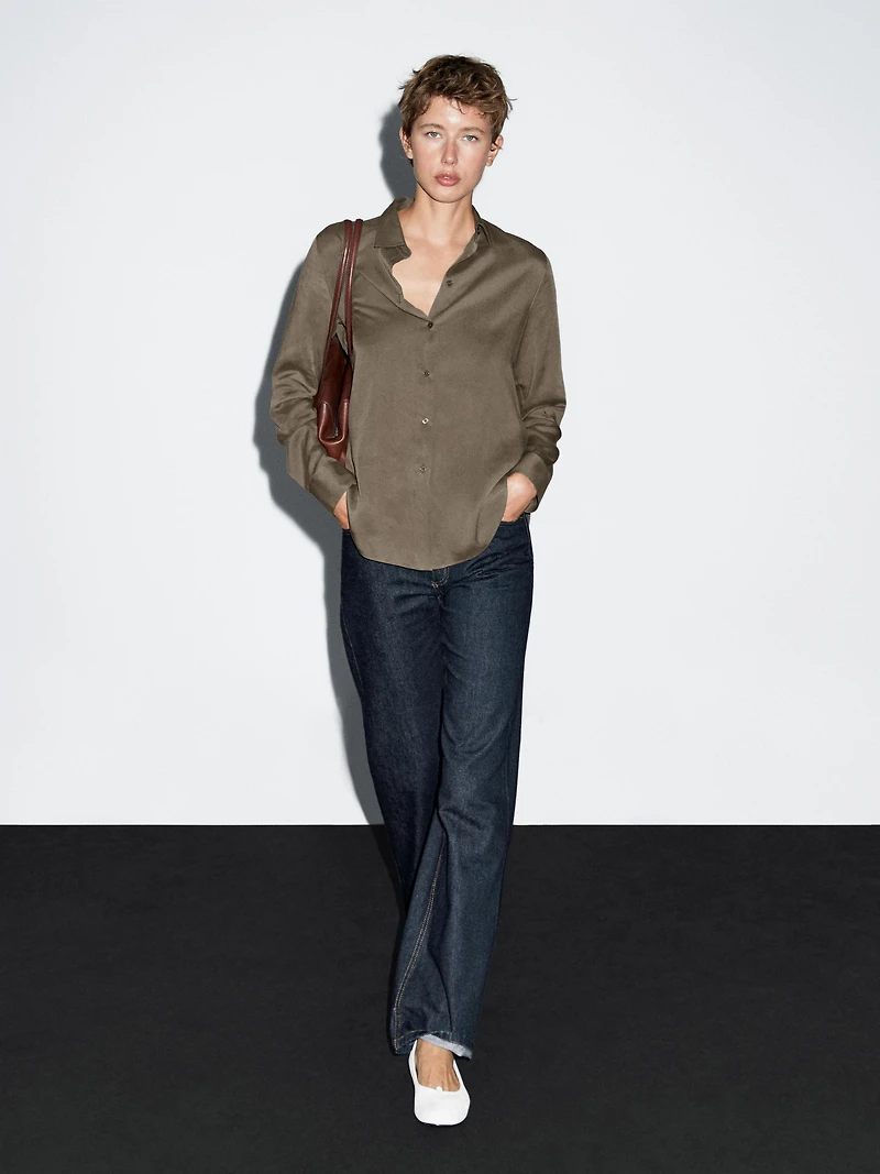 Flowing shirt with collar