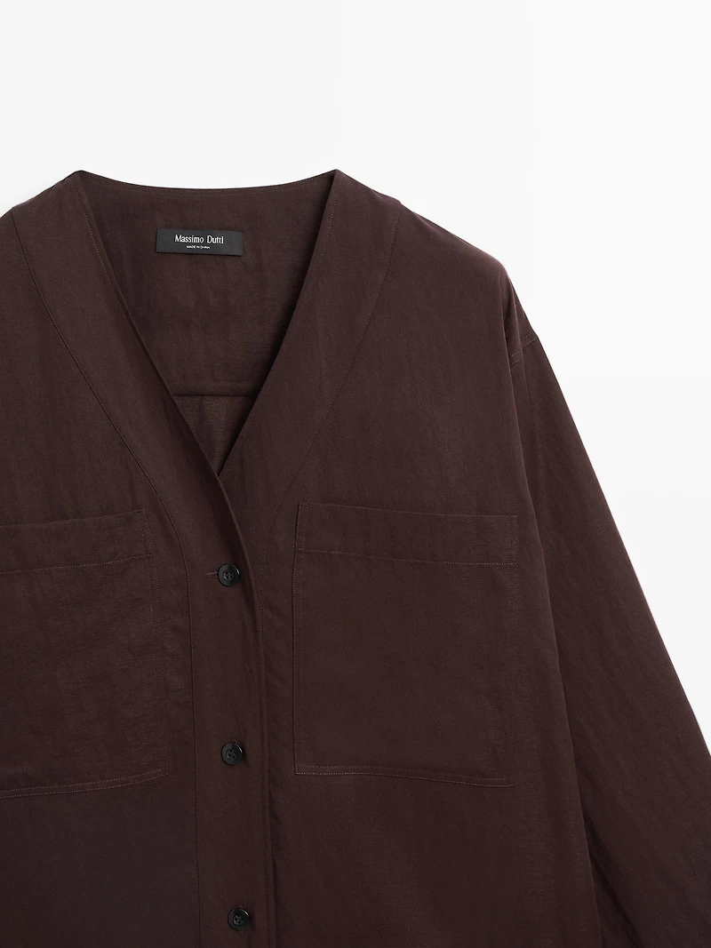 V-neck shirt with pockets