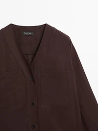 V-neck shirt with pockets