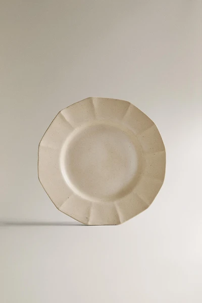 STONEWARE DESSERT PLATE WITH RAISED LINE DESIGN FRAME