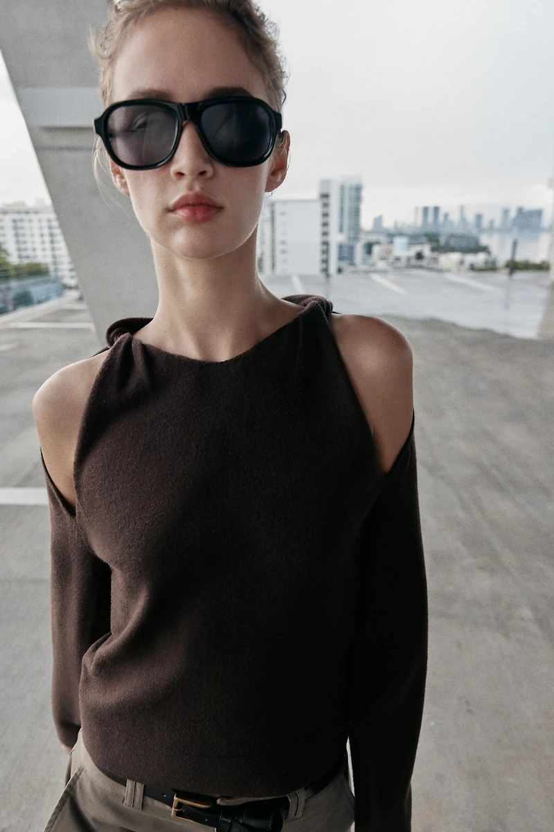 CUT-OUT KNIT JUMPER