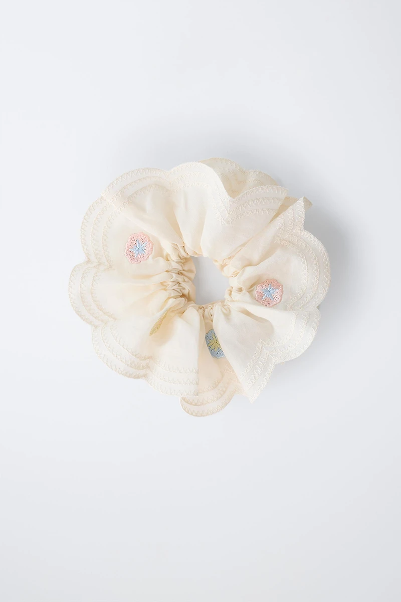 EMBROIDERED FLOWER SCRUNCHIE
