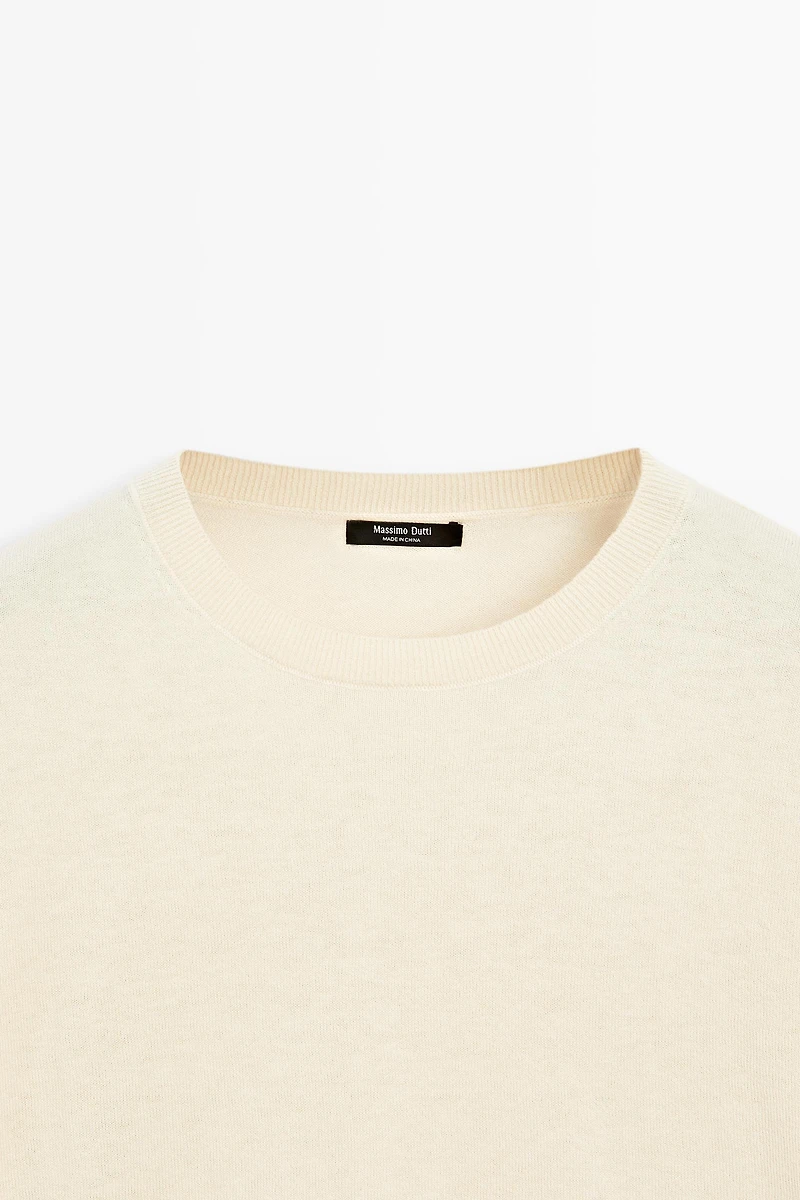 Round neck knit sweater